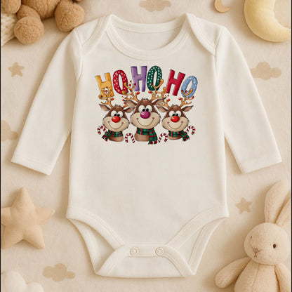 Ho Ho Ho Geyik Baskılı Tişört – Renkli Harfler & Eğlenceli Yılbaşı Tasarımı