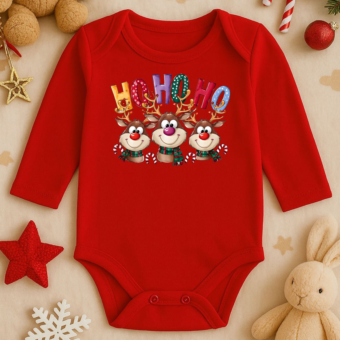 Ho Ho Ho Geyik Baskılı Tişört – Renkli Harfler & Eğlenceli Yılbaşı Tasarımı