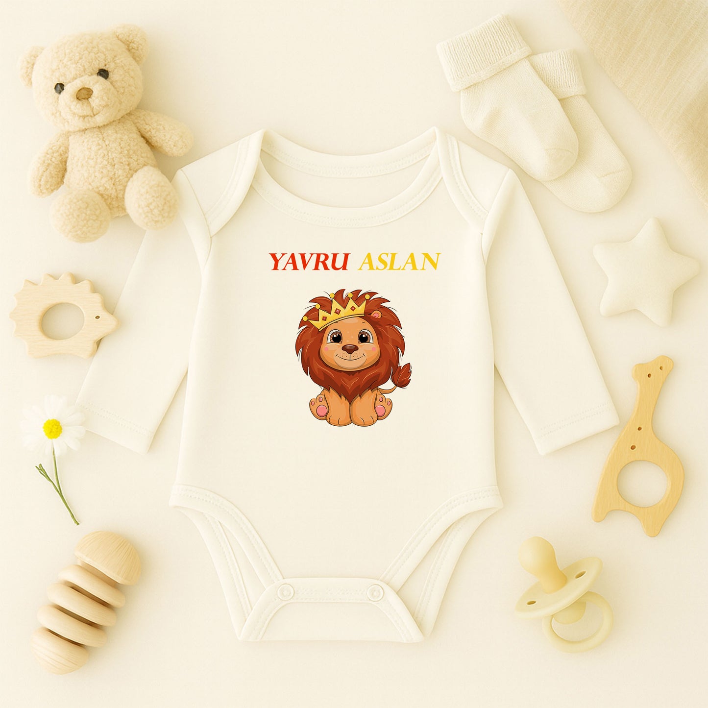 Yavru Aslan Taçlı Aslan Tasarımlı Bebek Zıbını | 1–36 Ay, DTF Baskı, Hassas Cilt Uyumlu