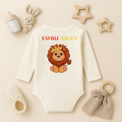 Yavru Aslan Taçlı Aslan Tasarımlı Bebek Zıbını | 1–36 Ay, DTF Baskı, Hassas Cilt Uyumlu