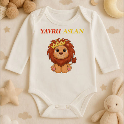 Yavru Aslan Taçlı Aslan Tasarımlı Bebek Zıbını | 1–36 Ay, DTF Baskı, Hassas Cilt Uyumlu