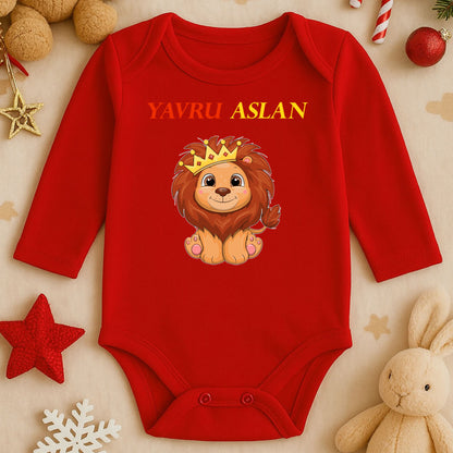 Yavru Aslan Taçlı Aslan Tasarımlı Bebek Zıbını | 1–36 Ay, DTF Baskı, Hassas Cilt Uyumlu