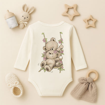 Salıncakta Ayıcık Baskılı Bebek Zıbını | 1–36 Ay, DTF Baskı, Sevimli & Pastel Tasarım