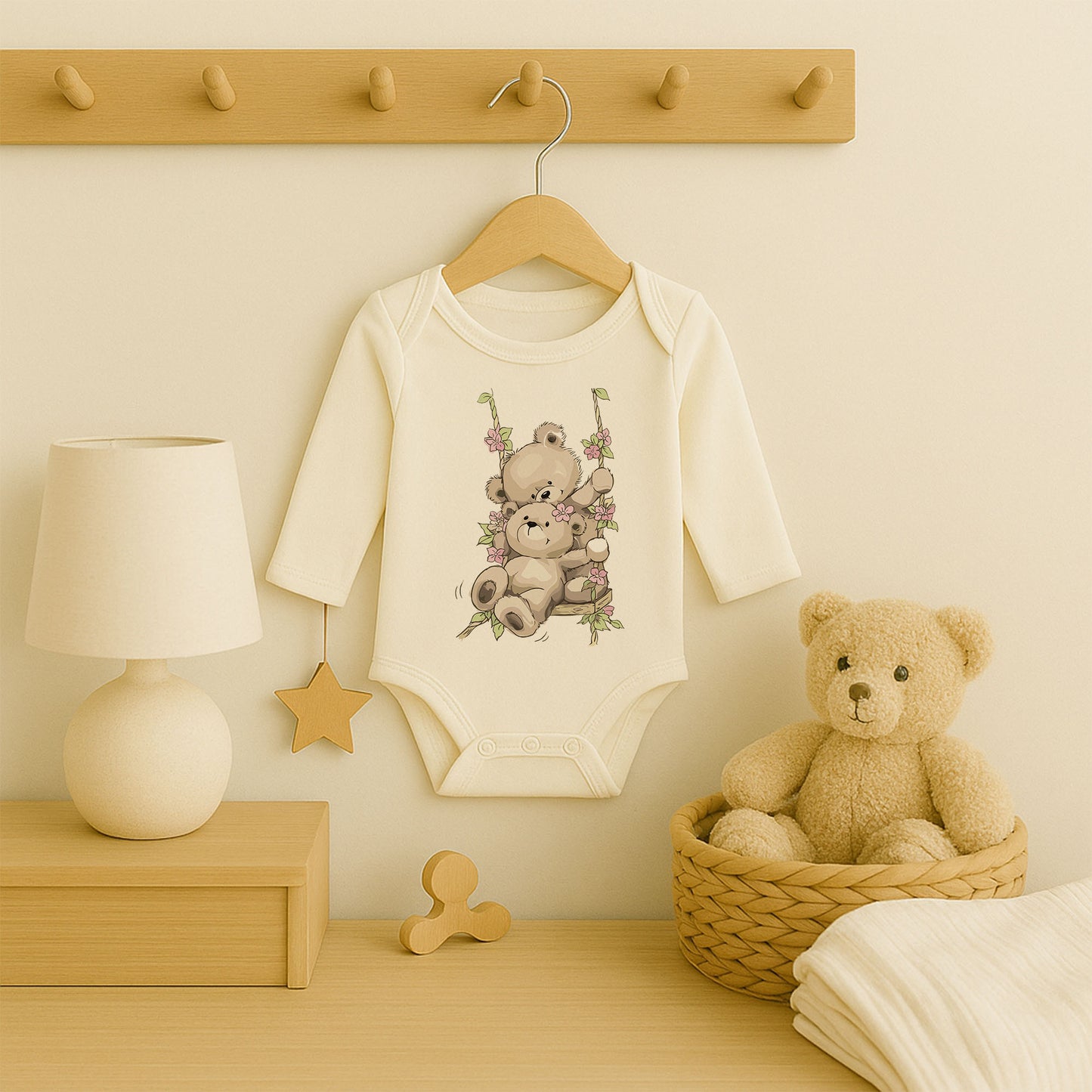 Salıncakta Ayıcık Baskılı Bebek Zıbını | 1–36 Ay, DTF Baskı, Sevimli & Pastel Tasarım