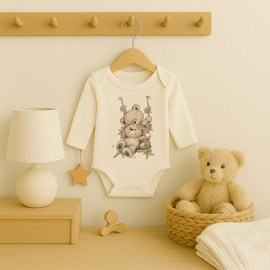 Salıncakta Ayıcık Baskılı Bebek Zıbını | 1–36 Ay, DTF Baskı, Sevimli & Pastel Tasarım