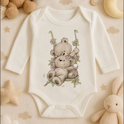 Salıncakta Ayıcık Baskılı Bebek Zıbını | 1–36 Ay, DTF Baskı, Sevimli & Pastel Tasarım