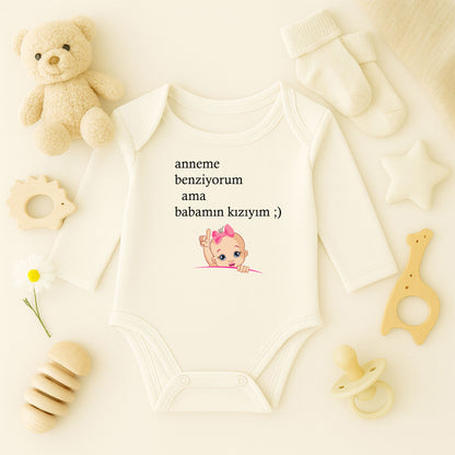 Parmak Kaldıran Kız Bebek Baskılı Bebek Zıbını | 1–36 Ay, DTF Baskı, Sevimli Tasarım