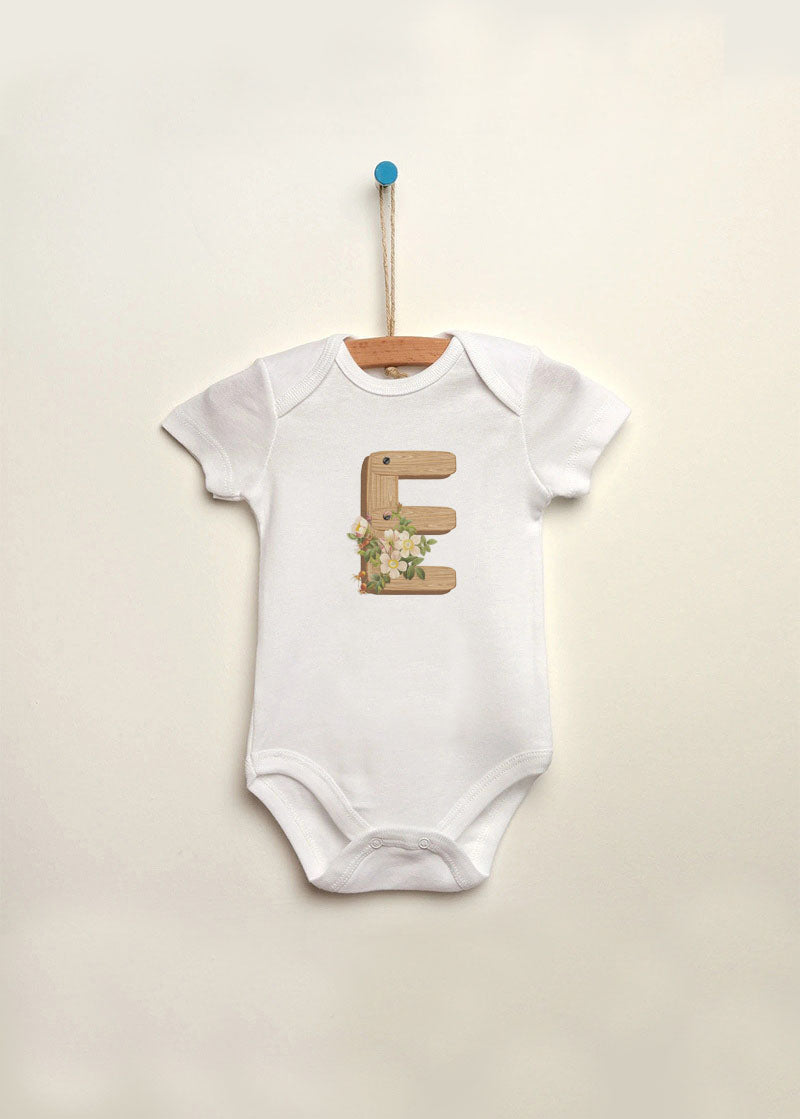 E harfi baskılı bebek zıbın